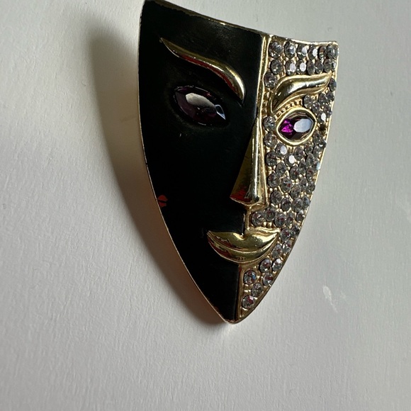 2 Mardi Gras brooches from the 1980s Enamel Clown and A Rhinestone Mask. - Picture 4 of 8